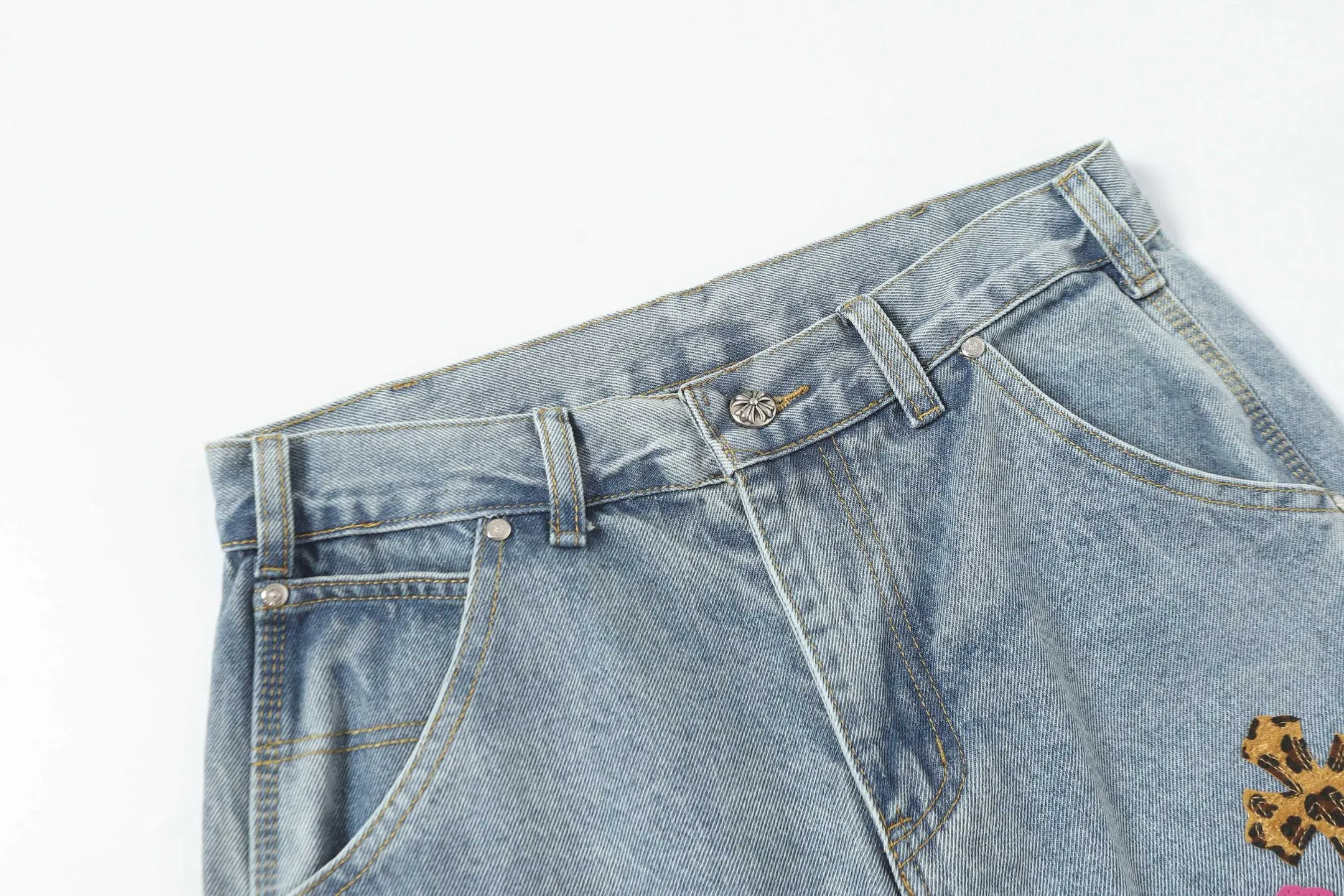 KE201#P216 The only correct leather label version on the market Chrome Hearts CH Cross embroidery distressed jeans Top ceiling quality 100% correct version The correct version is here!  Believe me this must be the best quality you will ever come across! ! Excellent value for money! !  Styles with different washes and textures are very friendly to people with thin legs and thick legs. The straight version is very flattering to the shape of the legs. The moderate length is timeless and easy to match. It is the basis of various styles and a must-have in the wardrobe! ! Add a little stacking to easily control the clean fit trend that has exploded this year. The fabric is stiff but also makes the upper body soft without losing texture. The sides and cuffs of some styles have a bone-wash effect. The vintage flavor pops up all at once. It’s really hard not to love it! ✅Correctly customize the Croxin metal leather label on the back panel. It is not sold directly with the cross on the finished jeans. 1:1 copying strives for excellence and the details are perfectly grasped. ✅The cross leather label is clear and smooth. Exquisite turning top craftsmanship. ✅Buttons, zippers and hardware are all customized versions of the Croxin LOGO. ✅High-cost washing process. Size: 28 30 32 34 36 (5 sizes)